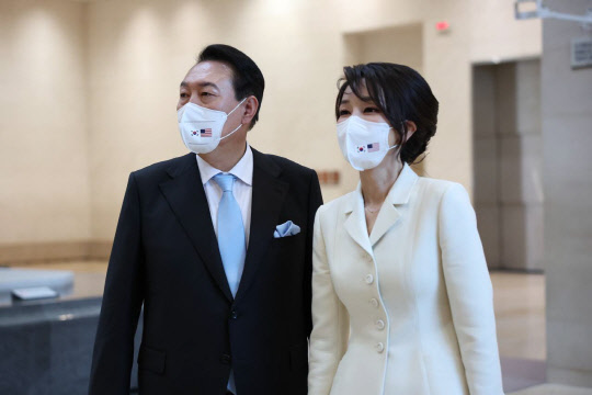 윤석열 대통령과 김건희 여사가 지난달 21일 서울 용산 국립중앙박물관에서 열린 환영 만찬에 앞서 조 바이든 미국 대통령 영접에 나서고 있다.  대통령실 제공